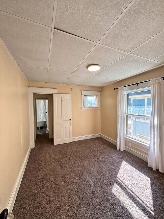 Building Photo - 216 Lafayette Ave NE