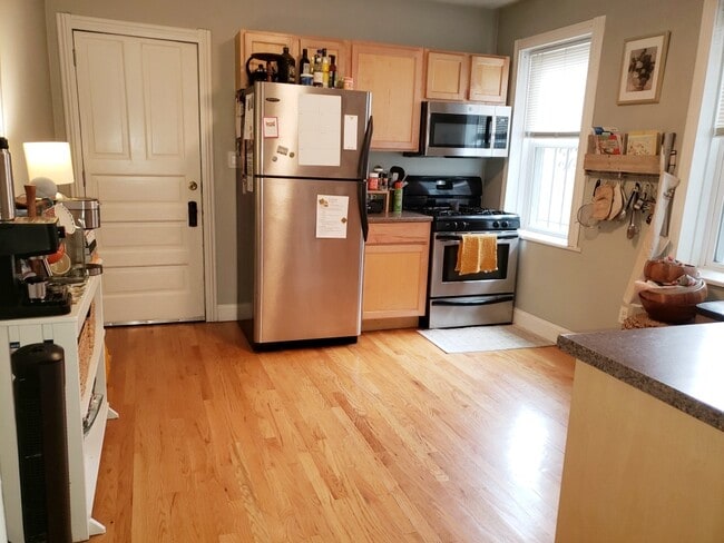 Building Photo - 1530 W Diversey Pkwy