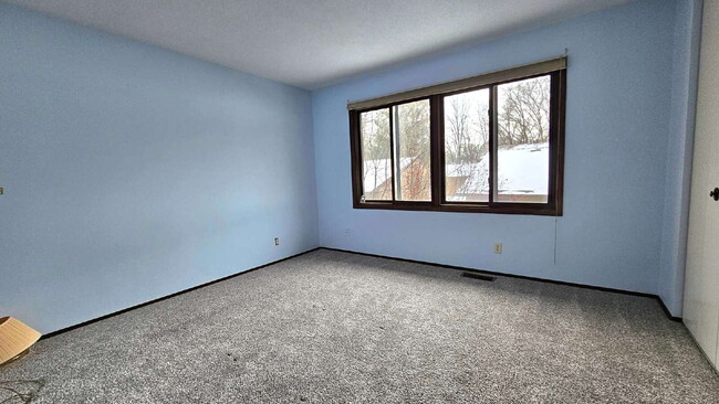 Building Photo - "Charming 3-Bed Townhouse with 2 Full Baths and Spacious 1,492 Sq Ft in Maple Grove!"