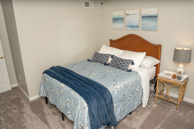 Building Photo - Charming 3 Bedroom, 1.5 Bath Townhome - EL...