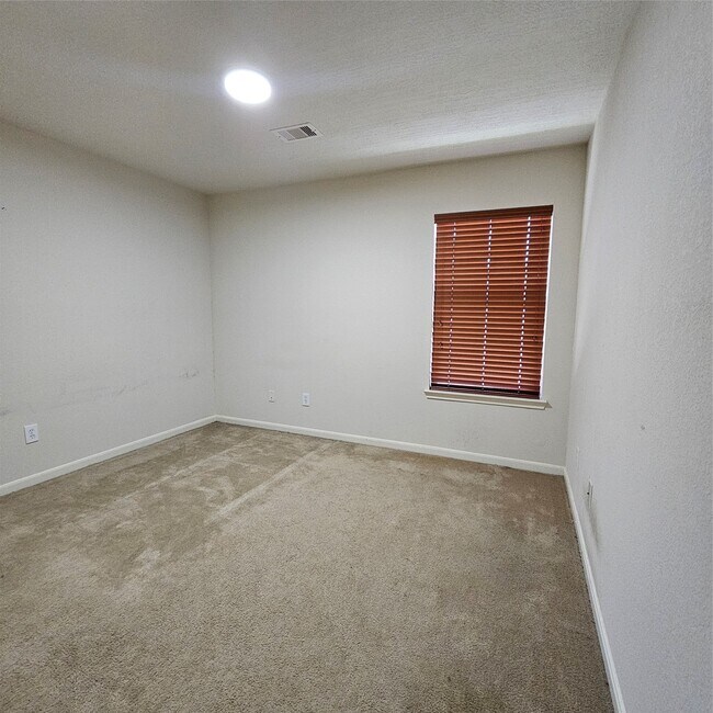 Building Photo - 11727 Madison Oak St