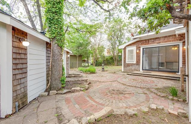 Building Photo - 419 Paulus Ave