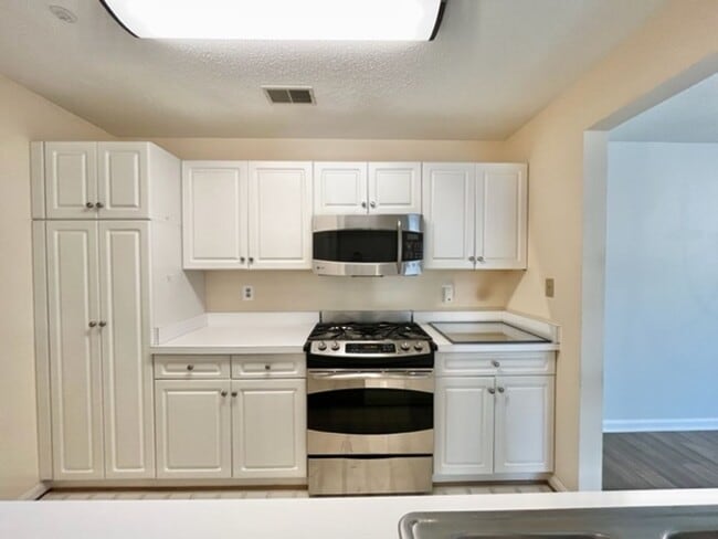 Building Photo - Beautiful 3 BR 2 BA condo in sought after Crown!