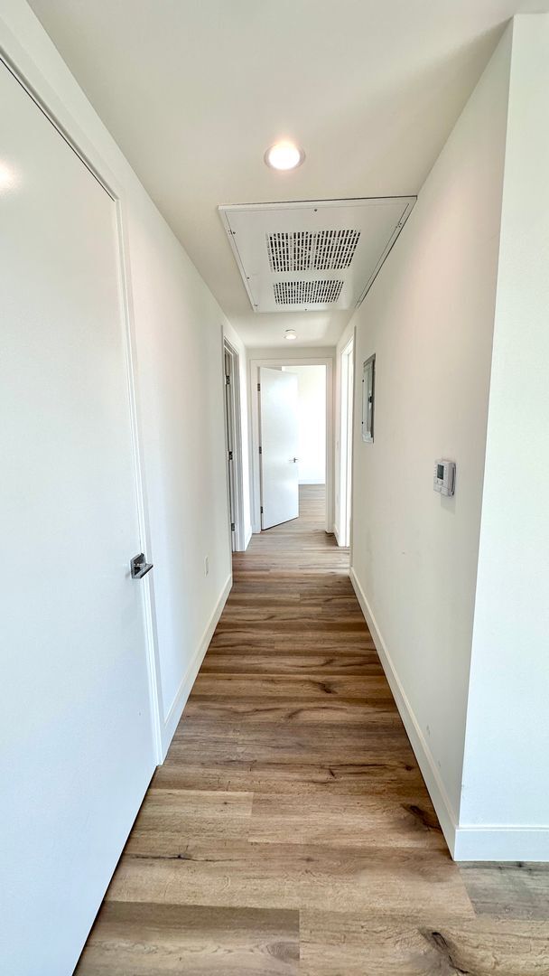 Building Photo - Oversized 2-Bedroom with Open Layout and D...