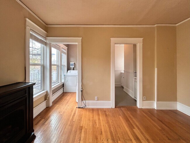 Building Photo - Vintage Charm - Top Floor NW Studio!