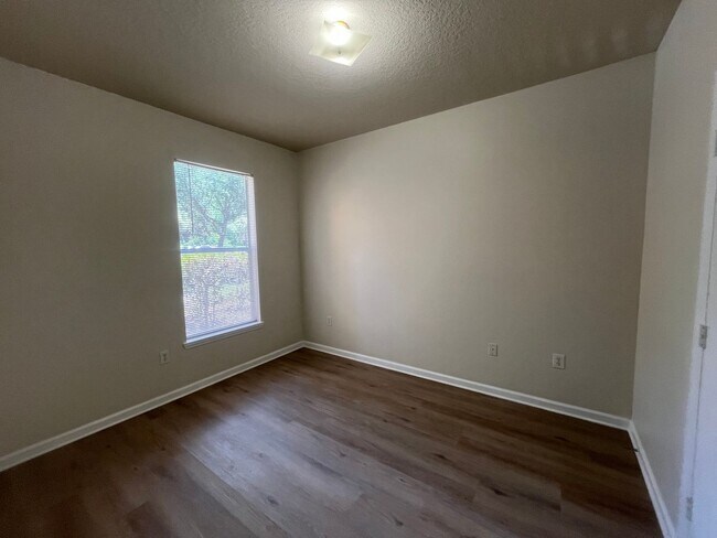 Building Photo - 8819 Villa View Cir