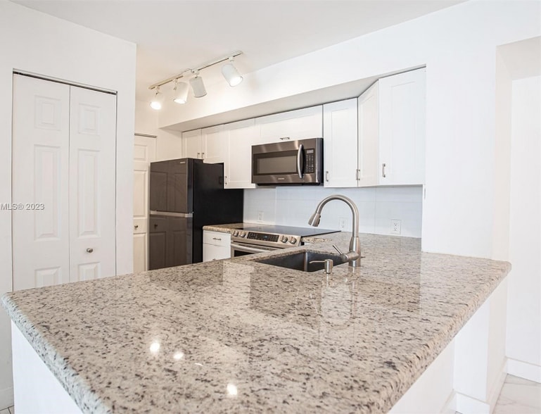 Primary Photo - 777 SW 111th Way
