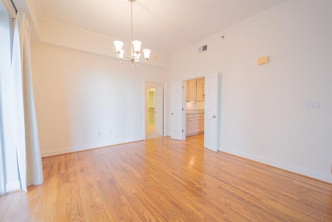 Building Photo - 2520 Robinhood St