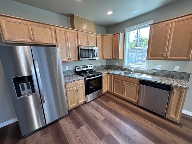 Building Photo - 4 Bedroom / 4 bath New Townhome. Every bedroom is its own Master Suite with your own full bathroo...