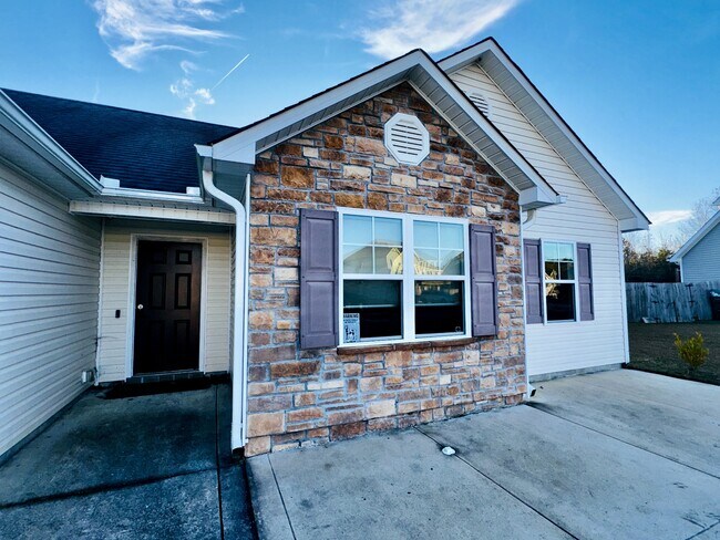 Building Photo - 211 Hidden Oaks Dr