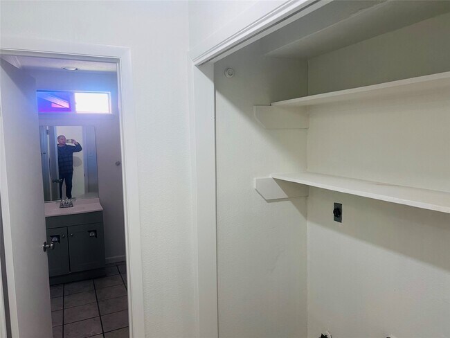 Building Photo - 3907 Windmill St