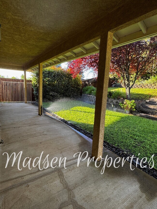 Building Photo - 121 Hart Ln