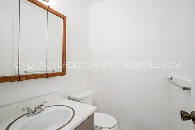 Building Photo - 1639 Woodland Dr