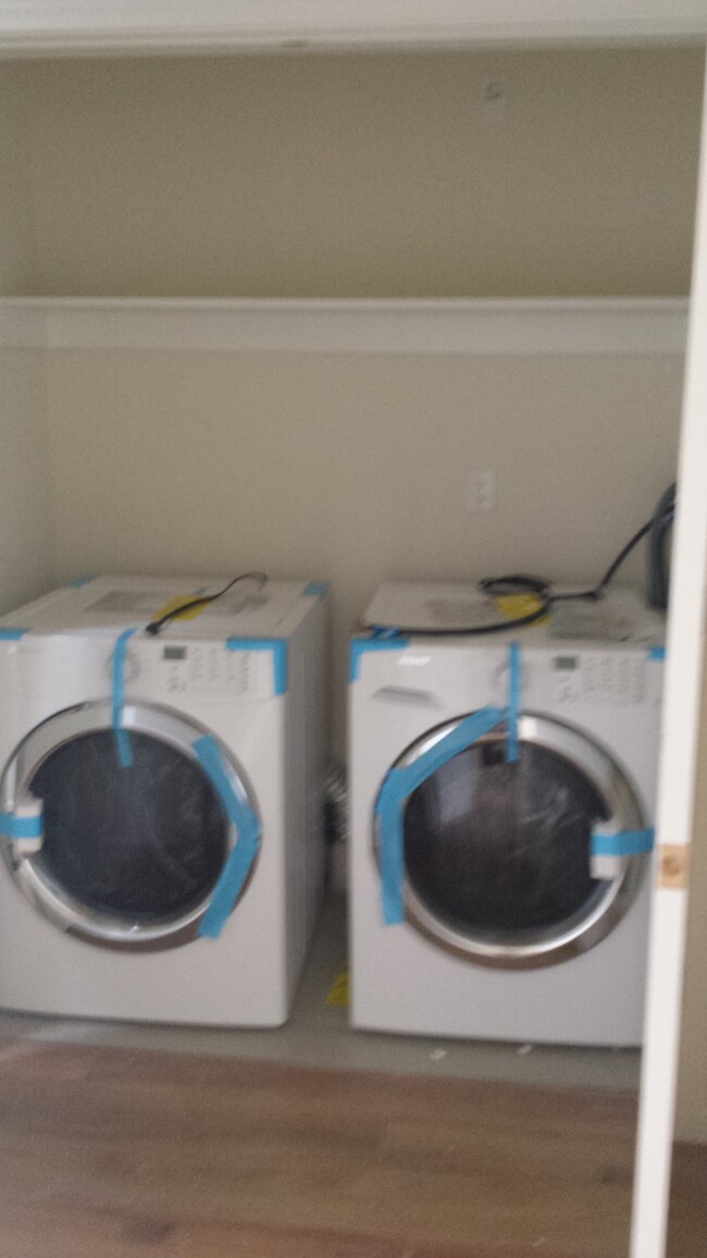 large washer dryer closet - 11435 Tiara St