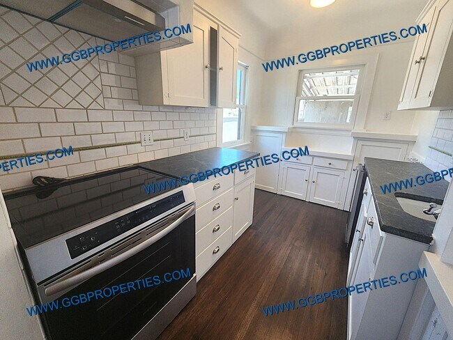 Building Photo - Come See this SAT! 06/27/26 - Live the Belmont Shore Lifestyle! Spanish 2 Bedroom / 1 Bath Home w...