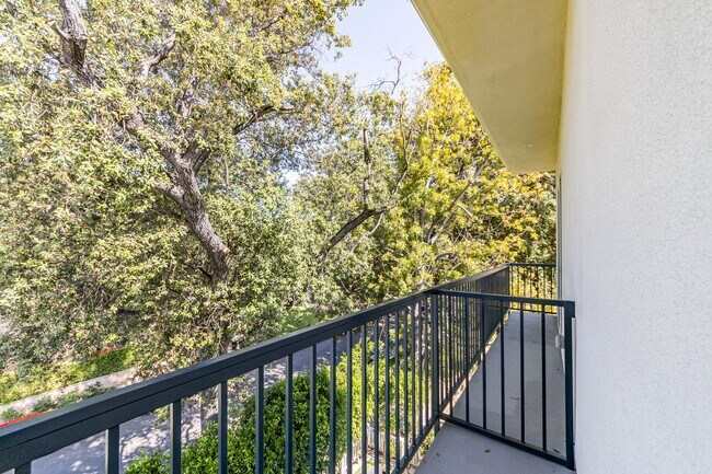 Building Photo - 4445 Auckland Ave