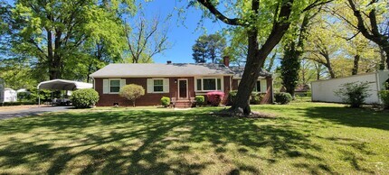 Building Photo - Brick ranch in Southside with large privat...