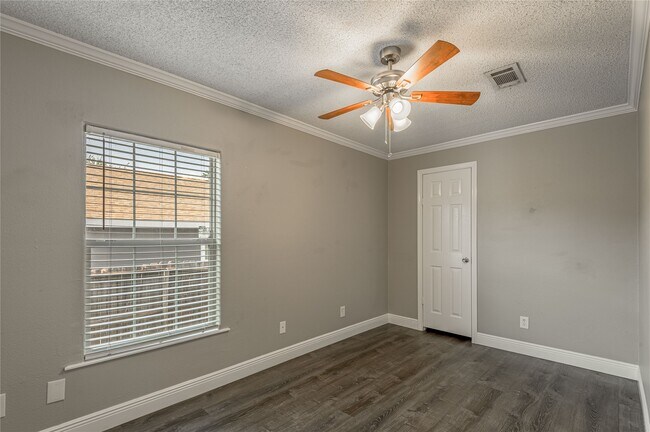 Building Photo - 164 Varsity Dr
