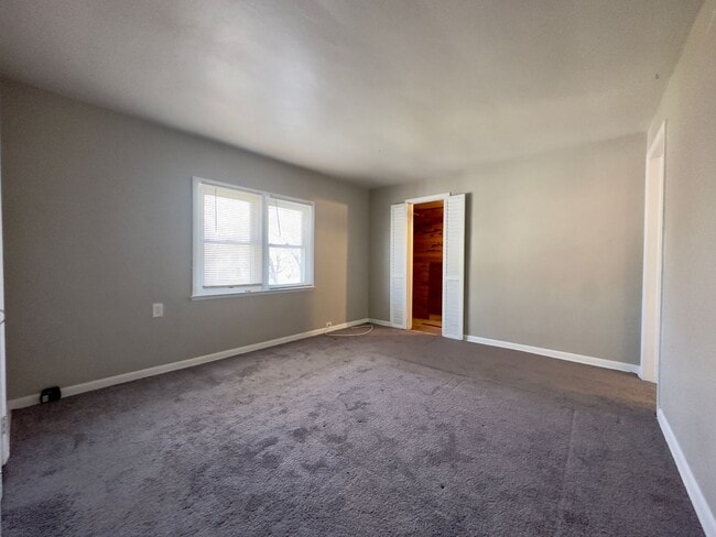 Building Photo - Beautiful 3 bedroom, 1 bath single family home with fenced yard and garage