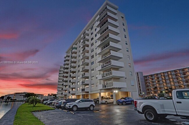 Building Photo - 401 Golden Isles Dr