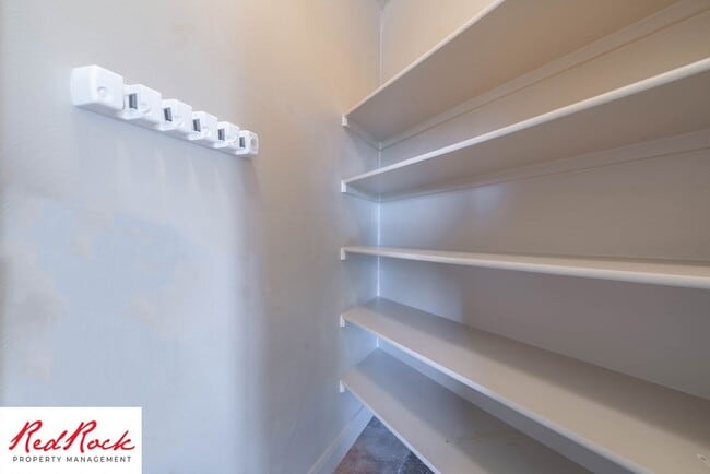 Building Photo - 3 Bedroom Townhome In Southgate Community