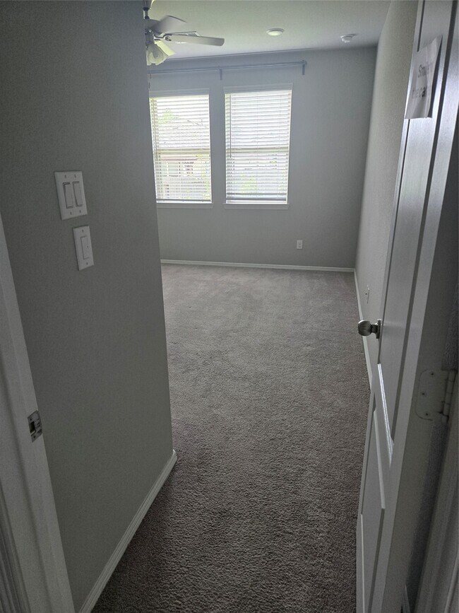 Building Photo - 40204 S Hill Pass