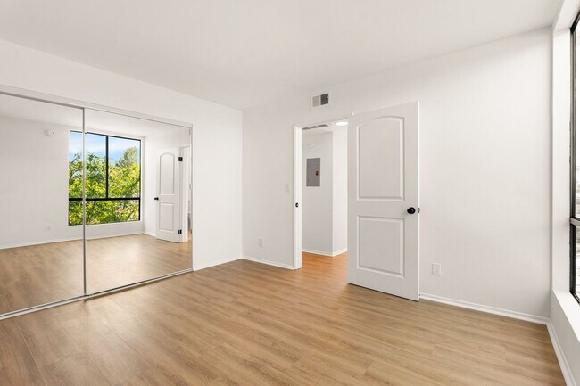 Building Photo - Newly Remodeled 2 Bed, 2 Bath Apartment in Valley Village!