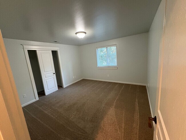 Building Photo - 3 Bedroom House with Large Bonus Room and ...