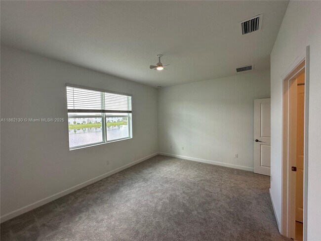 Building Photo - 402 SE Crossoak Ln