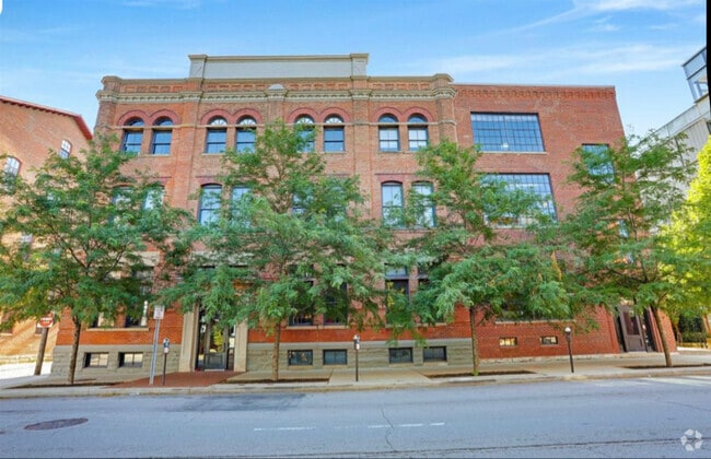 Building Photo - 570 S Front St
