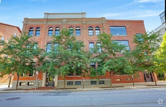 Building Photo - 570 S Front St