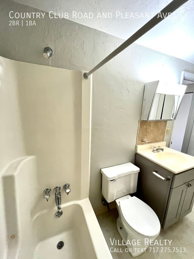 Building Photo - 605 Country Club Rd