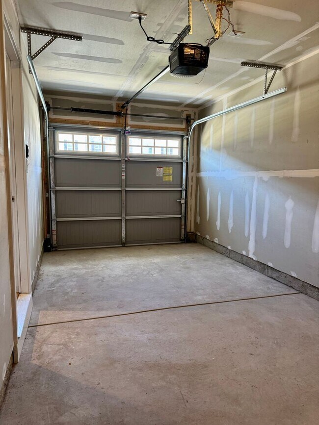 Building Photo - 3 Bedroom Townhouse w/garage located in Po...