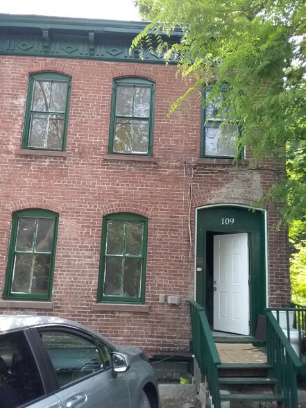 Primary Photo - 109 Clinton St