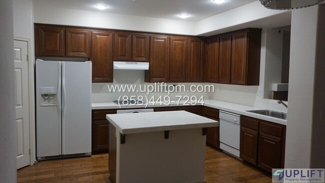 Building Photo - 2 Bed, 3 Bath Townhome Near Parks, Shoppin...