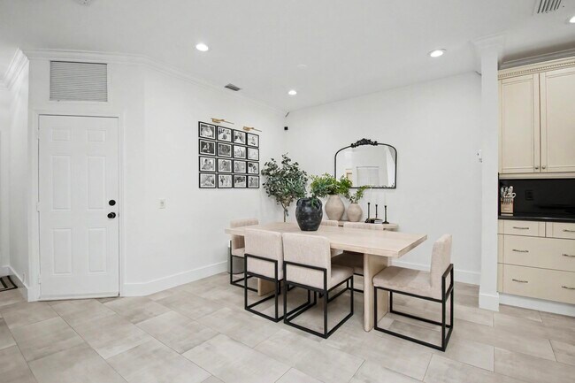 Building Photo - 6744 Via Regina