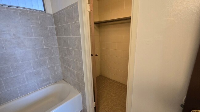 Building Photo - Newly Updated 1 Bedroom 1 Bath Apartment i...