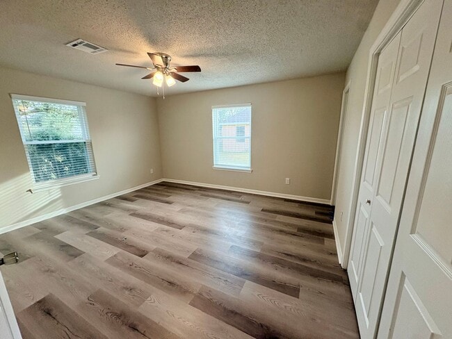 Building Photo - 5839 Kingsbury Ln