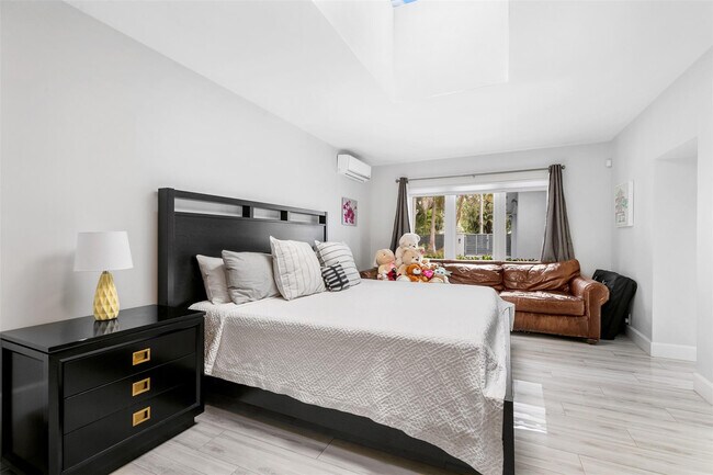 Building Photo - 913 Coconut Dr