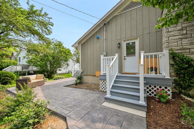 Building Photo - 493 Sunset Dr