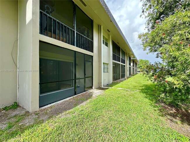 Building Photo - 8001 Fairview Dr