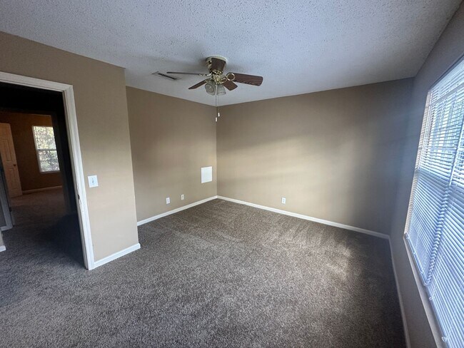 Building Photo - 2BD/1.5B Apartment in Adel