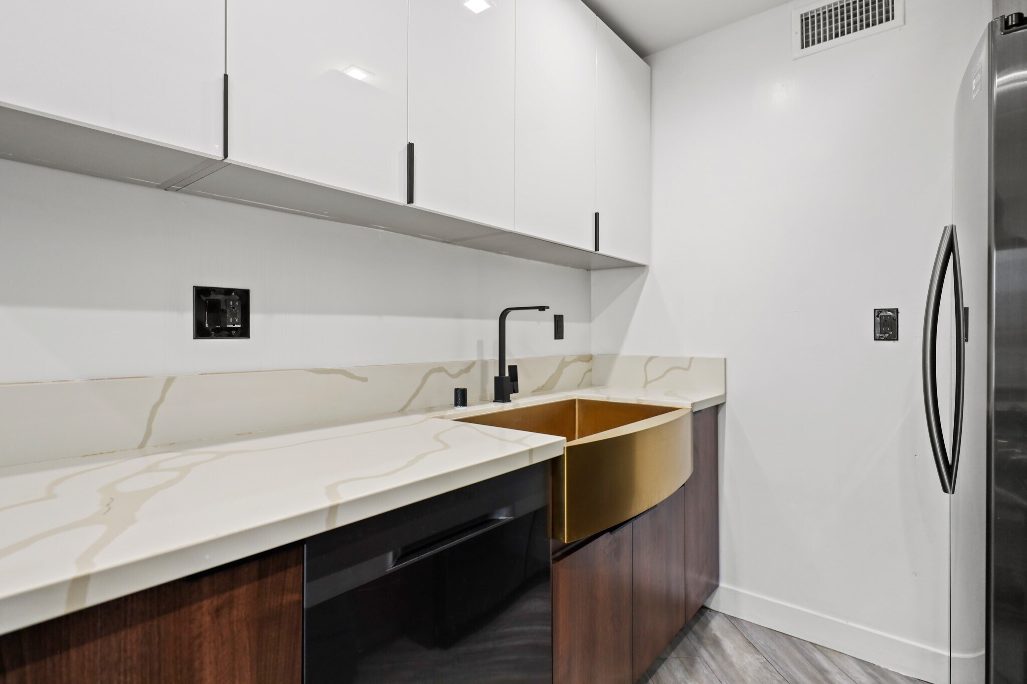 Building Photo - 230 S Carondelet St