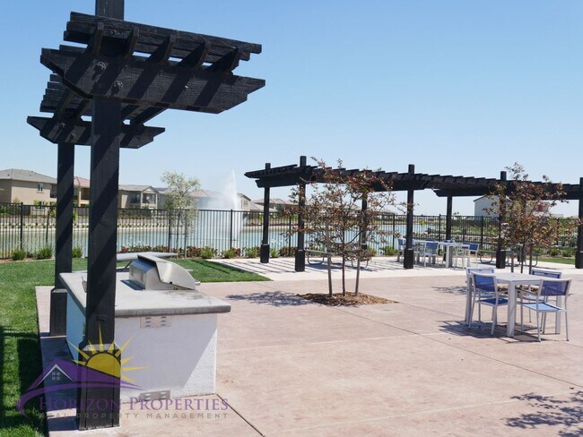 Building Photo - Modern Two-story 4 Bed 3.5 Bath 2,786 sqft...