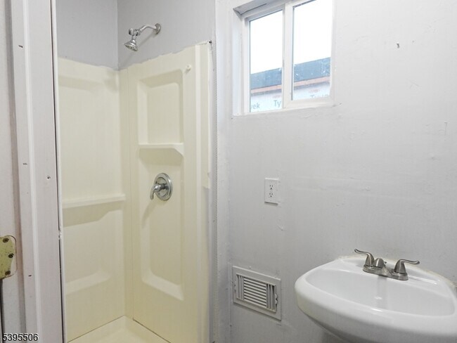 Building Photo - 510 Morris Ave