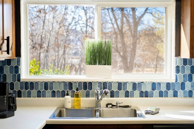 Building Photo - 170 E 100 N