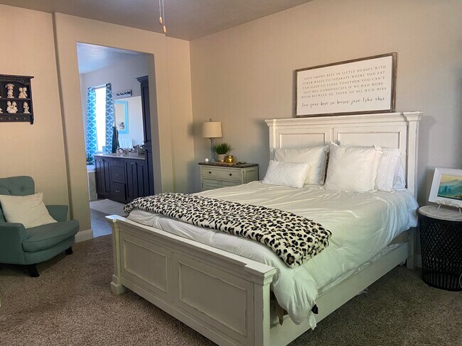 Building Photo - 463 E Ruby Pl