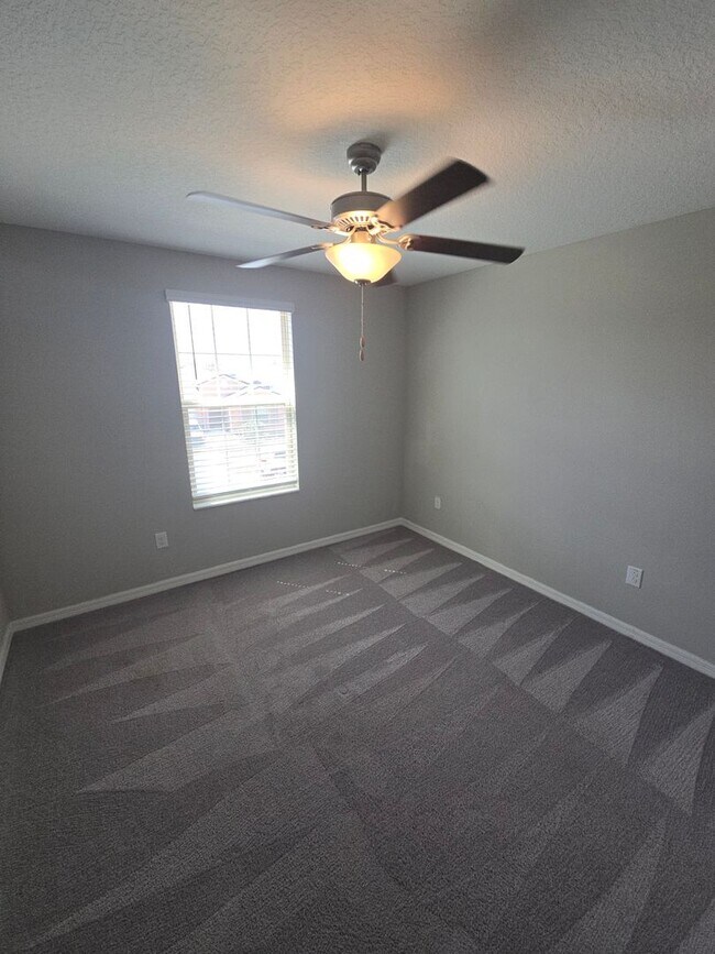 Building Photo - Gorgeous 5-Bedroom, 2.5-Bathroom Home in Riverview