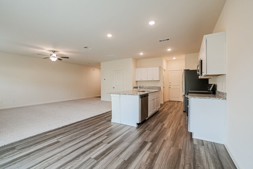 Building Photo - 6179 Pine Cir