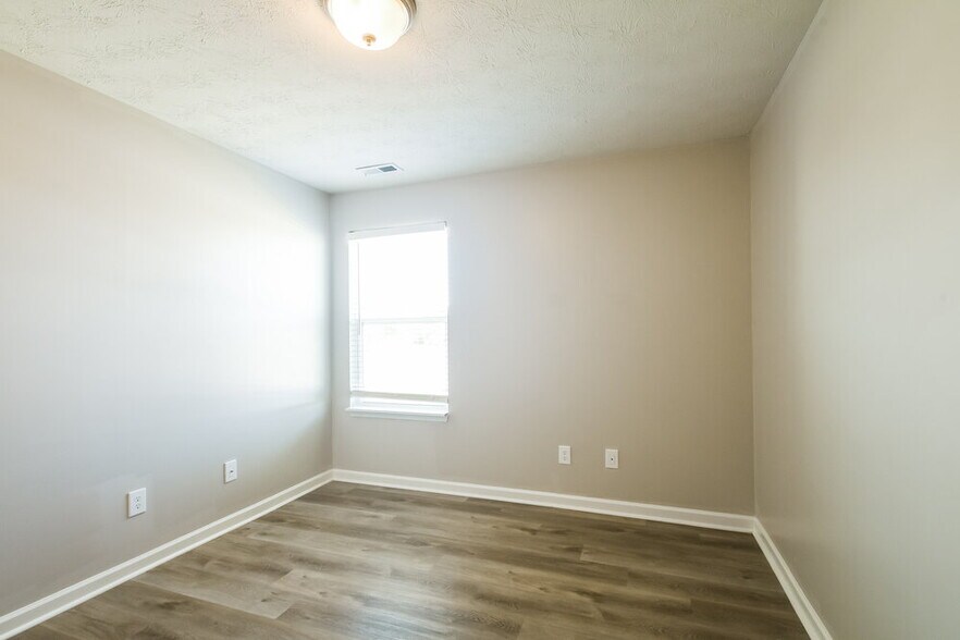 Building Photo - 15298 Royal Grove Dr